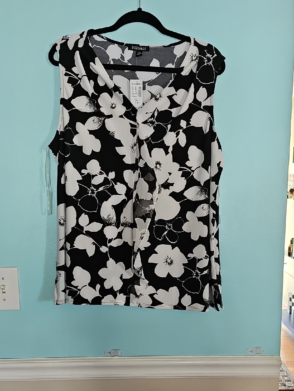 Roz & Ali Black White Floral Split-Front Sleeveless Top